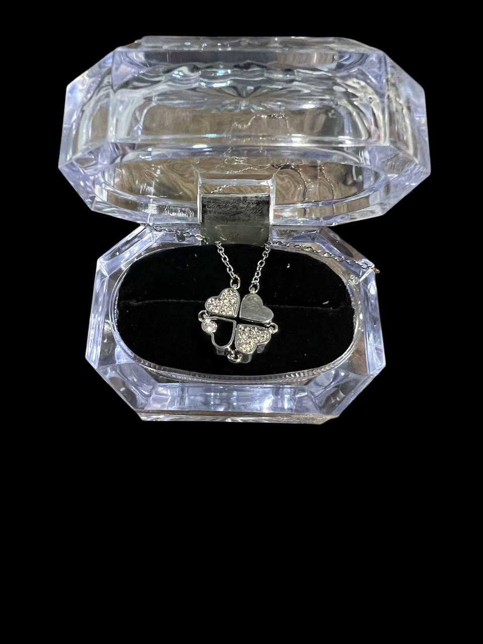 COLLAR TREBOL CON CAJA DE DETALLES